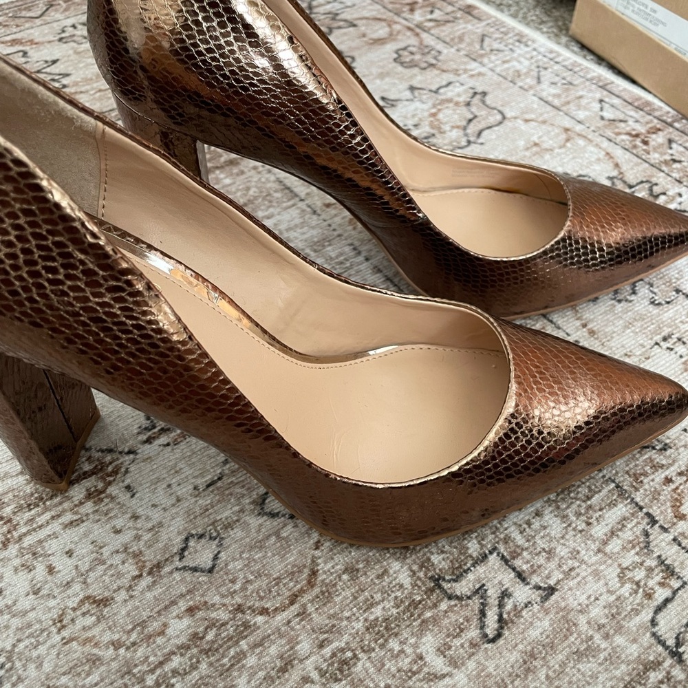 Bronze / Gold heels jewel by Badgley Mischka, new!